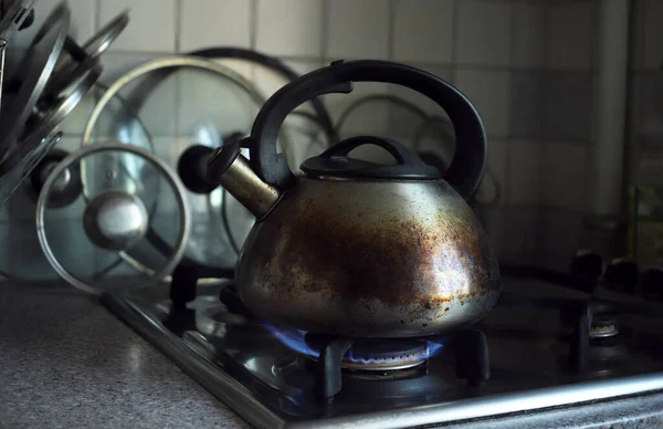 Горелый Чайник Газовой Плите Кухне — стоковое фото