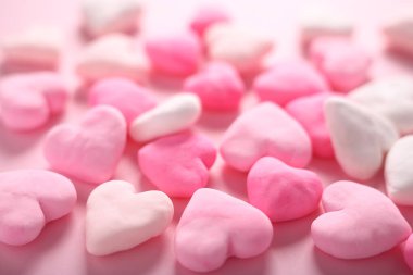 Aydınlık ve koyu pembe kalplerin arkaplanı.