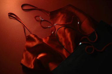 kırmızı ipek kadın seksi gecelik kırmızı arka planda bir hediye çantası içinde