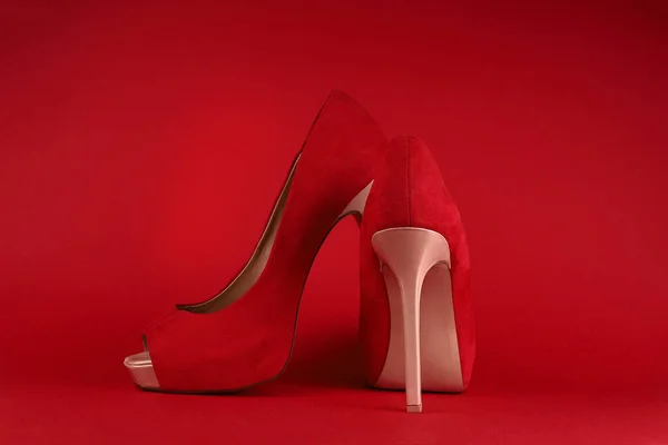 Chaussures Rouges Pour Femmes Sur Talons Vernis Beige Sur Fond — Photo