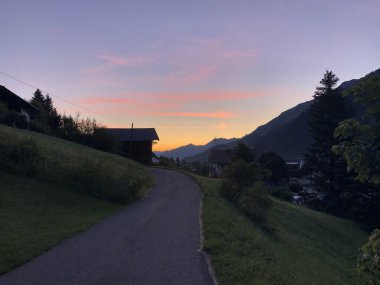 Güneşin doğuşundaki yol Dağda