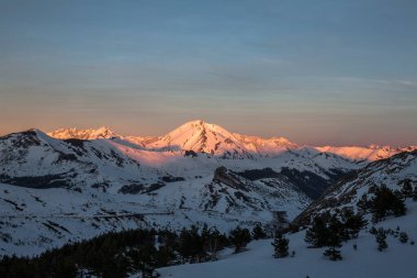 İspanya 'nın kuzeyindeki dağlarda gün batımı