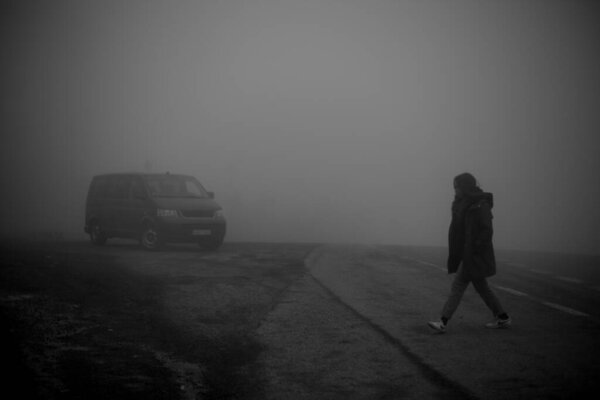 Девушка идет к своему фургону в тумане