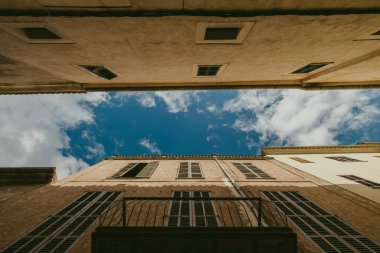 Bulut gününde tipik Mayorka inşaatı