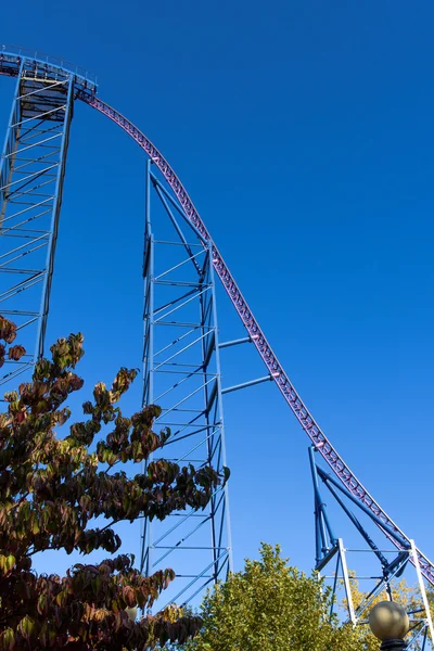 Una montaña rusa en un parque temático americano — Foto de Stock