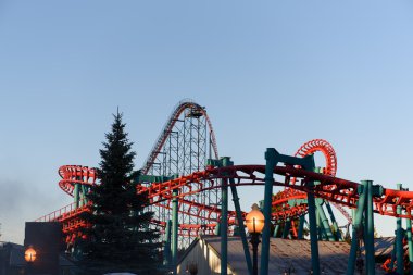 Bir Rollercoaster bir Amerikan Tema Parkı'nda