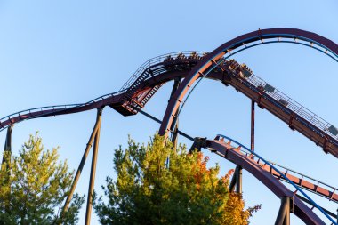 Bir Rollercoaster bir Amerikan Tema Parkı'nda
