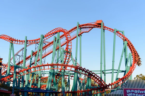 Rollercoaster w parku rozrywki amerykańska — Zdjęcie stockowe