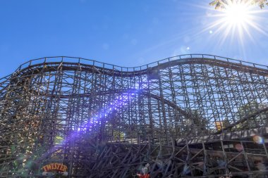 Bir Rollercoaster bir Amerikan Tema Parkı'nda