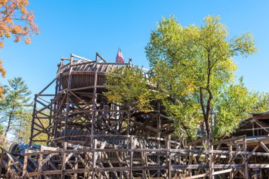 Bir Rollercoaster bir Amerikan Tema Parkı'nda