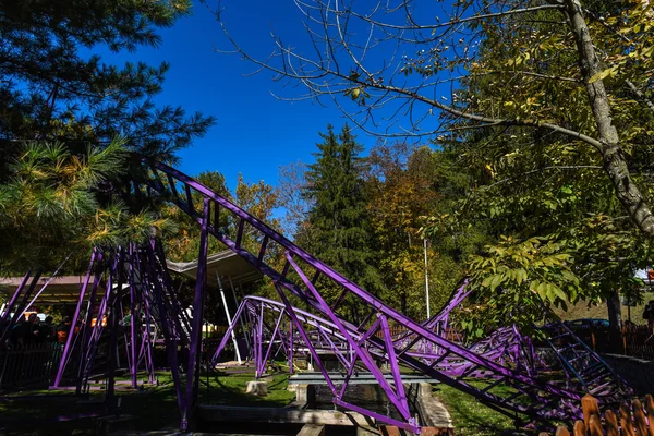 Bir Rollercoaster bir Amerikan Tema Parkı'nda — Stok fotoğraf