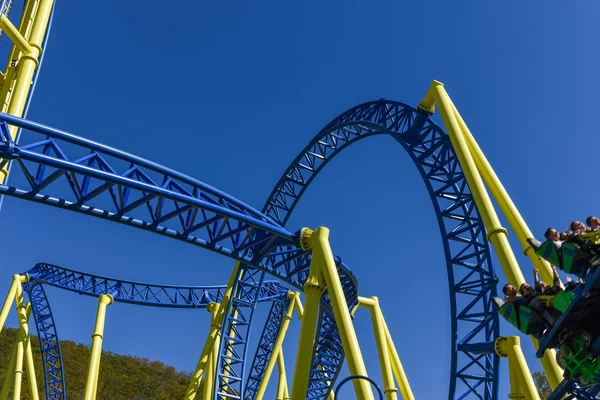 Achterbahn in einem amerikanischen Freizeitpark — Stockfoto