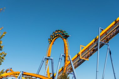 Bir Rollercoaster bir Amerikan Tema Parkı'nda