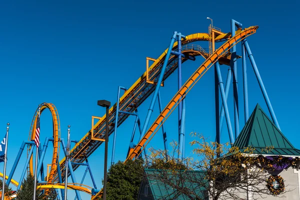 Bir Rollercoaster bir Amerikan Tema Parkı'nda — Stok fotoğraf