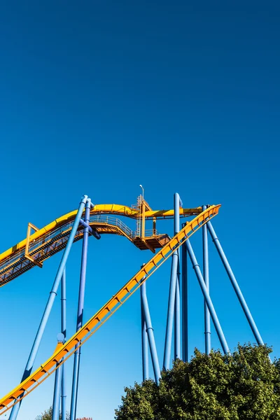 Achterbahn in einem amerikanischen Freizeitpark — Stockfoto