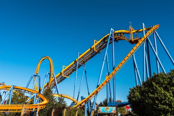 Bir Rollercoaster bir Amerikan Tema Parkı'nda — Stok fotoğraf