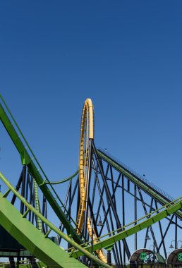 Bir Rollercoaster bir Amerikan Tema Parkı'nda