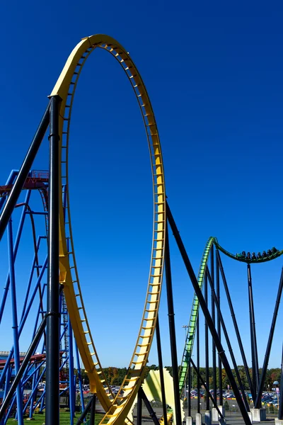 Una montaña rusa en un parque temático americano — Foto de Stock