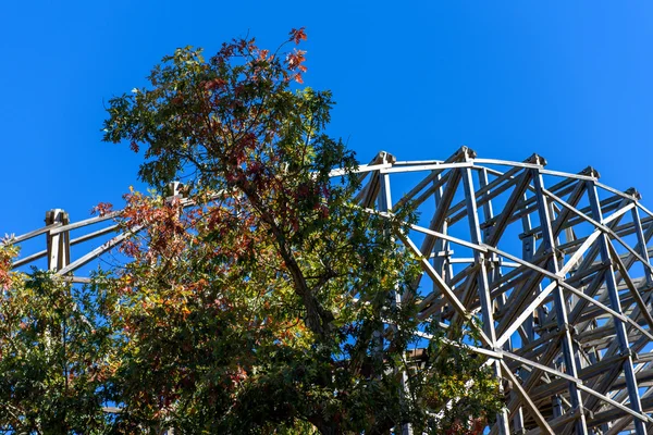 Un Rollercoaster in un parco a tema americano — Foto Stock