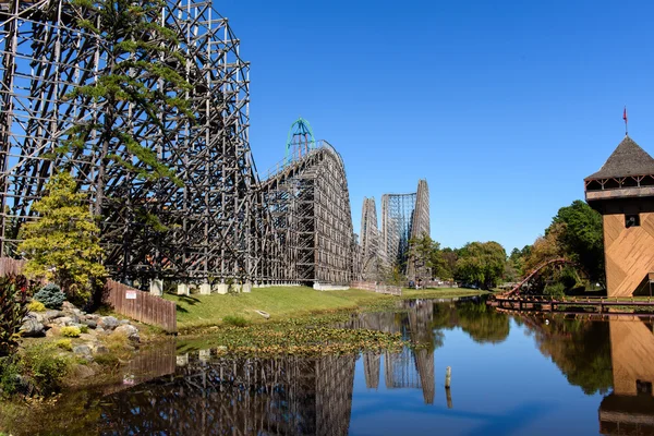 Berg-och dalbana i en amerikansk nöjespark — Stockfoto