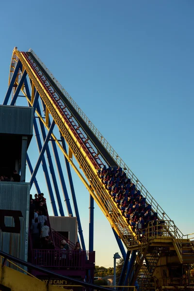 Ένα Rollercoaster σε ένα θεματικό πάρκο Αμερικής — Φωτογραφία Αρχείου