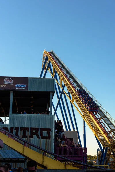 Ένα Rollercoaster σε ένα θεματικό πάρκο Αμερικής — Φωτογραφία Αρχείου