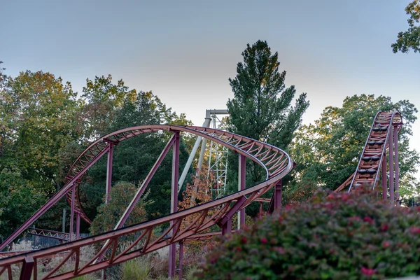 Una montaña rusa en un parque temático americano — Foto de Stock