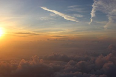 Gökyüzünden bulutların üzerinde güzel bir günbatımı