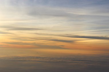 Gökyüzünden bulutların üzerinde güzel bir günbatımı