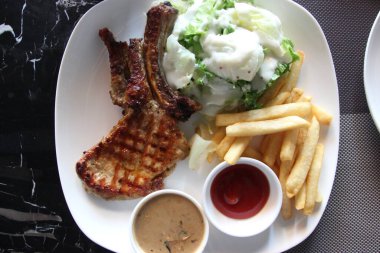 Peynirli ve biftekli bir tabağı kapat.