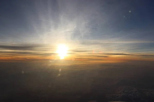 空からの雲の上に美しい夕日 — ストック写真