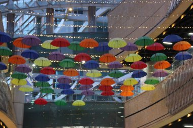 Kore 'de renkli şemsiyeler var. 