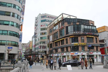 Seul Kore 'de yürüyen kalabalık.