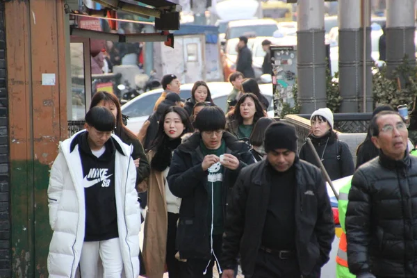 Πλήθος Ανθρώπων Που Περπατούν Στην Πόλη Της Σεούλ Της Κορέας — Φωτογραφία Αρχείου