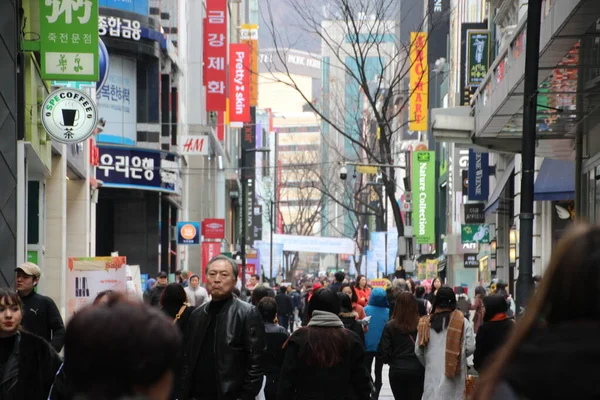 Tłum Ludzi Spacerujących Mieście Seulu Korea — Zdjęcie stockowe