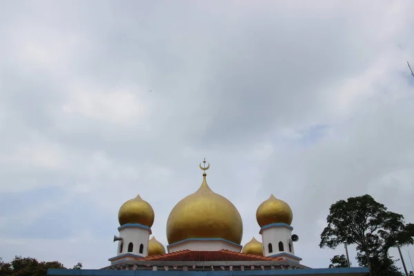 Uma Mesquita Com Uma Cúpula Dourada Malásia — Fotografia de Stock
