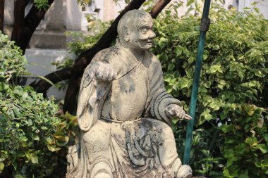 Parktaki taş heykelin heykeli