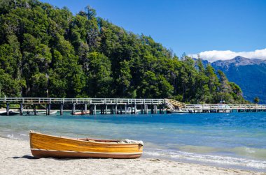Arjantin gölü ve dağlarının güzel manzarası