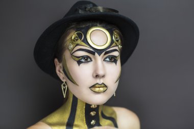 techno kadın yüzü