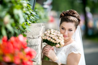 Çiçeklerle mükemmel gelin