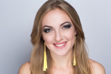 Gülümseyen kadın portresi