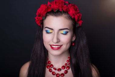 Kırmızı çiçek çelenk