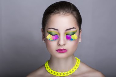 yanlış kirpik tüyleri