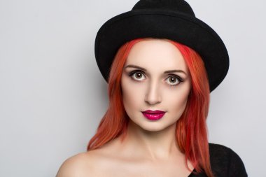 Siyah şapkalı kadın