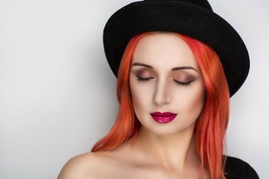 Siyah şapkalı kadın