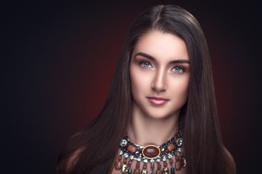 uzun kahverengi saçlı