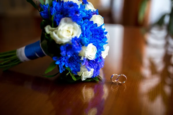 Bouquet and two Rings — Stock Photo, Image