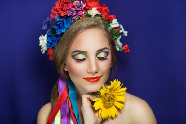 Vrouw met bloemen — Stockfoto