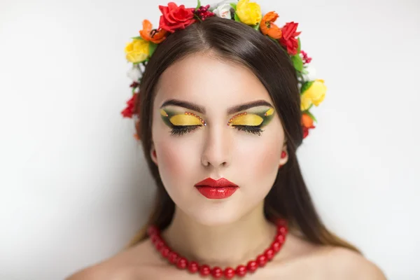 Mulher com coroa de flores — Fotografia de Stock