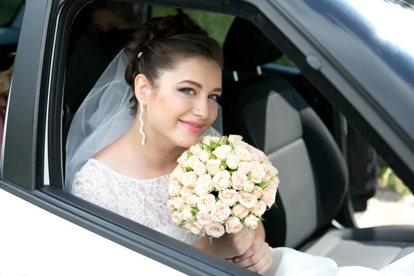 Невеста в роскошном автомобиле — стоковое фото